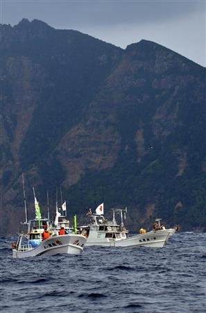 Hoạt động này của phía Nhật Bản vấp phải sự phản đối mạnh mẽ từ phía Bộ Ngoại giao Trung Quốc, Bắc Kinh cho rằng động thái đó "vi phạm nghiêm trọng chủ quyền" của Trung Quốc đối với nhóm đảo này với tên gọi Điếu Ngư. ẢNH: Tàu Nhật Bản tiến sát đảo Senkaku
