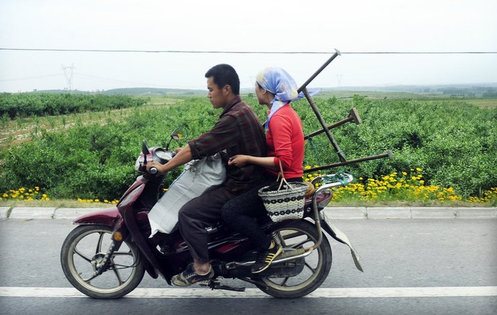 Một cặp vợ chồng nông dân Yên Đài mang theo cả bao tải lớn túi thuốc sâu ra ruộng táo >> XEM CHI TIẾT TẠI ĐÂY