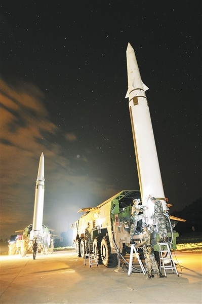 Hàng loạt tên lửa chiến thuật Đông Phong 15B được biên chế cho "lữ đoàn số 1" của Binh chủng Tên lửa chiến lược Trung Quốc (Pháo binh 2)