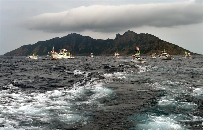 14 chiếc tàu cá được huy động để đưa hơn 120 người Nhật Bản, bao gồm 6 nghị sĩ và 30 quan chức địa phương ra đảo Senkaku/Điếu Ngư nhằm khẳng định chủ quyền đối với nhóm đảo này