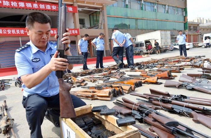 Lực lượng cảnh sát Triết Giang kiểm kê các loại súng ống, hung khí thu giữ được trước khi tiêu hủy