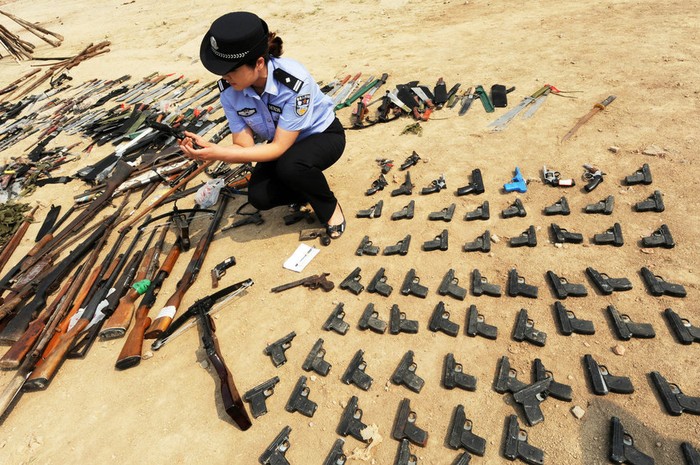 Rất nhiều súng ống các loại cùng dao kiếm, hung khí gây án được công an Trung Quốc thu giữ