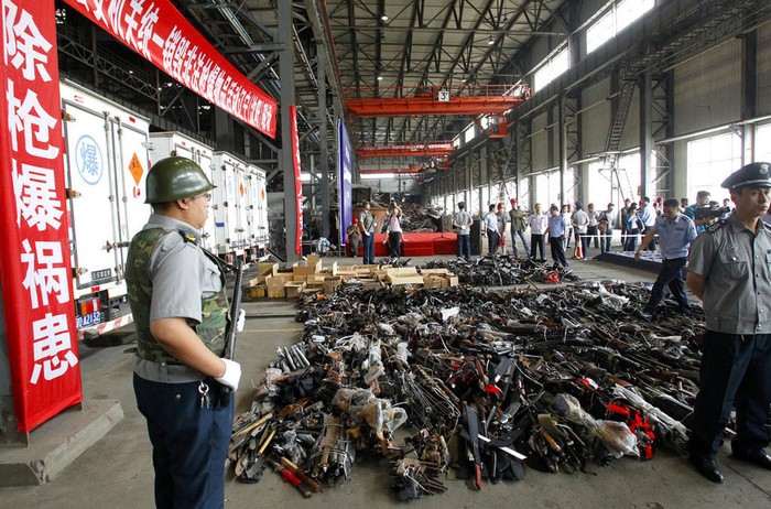 Cảnh sát Trung Quốc bảo vệ địa điểm tiêu hủy súng ống, đao kiếm