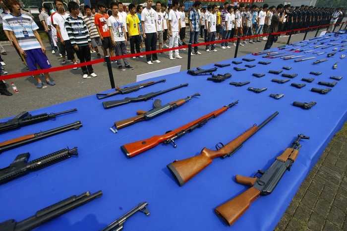 Buổi thiêu hủy súng ống tại Vũ Hán, Hồ Bắc có sự chứng kiến của rất nhiều thanh thiếu niên