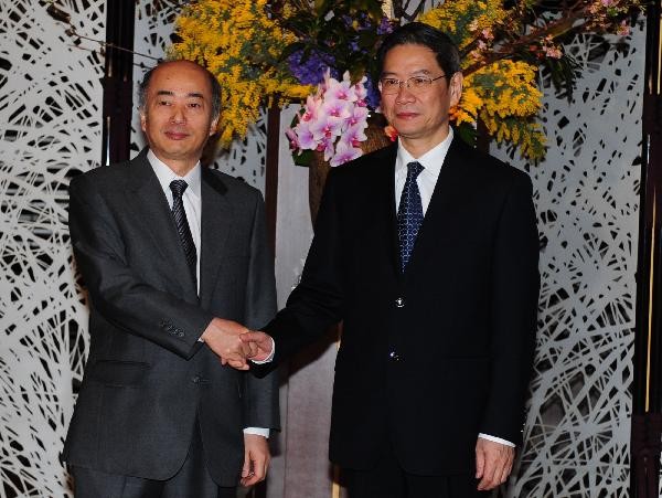 Thứ trưởng Bộ Ngoại giao Trung Quốc, ông Trương Chí Quân (phải) có chuyến công du Nhật Bản và hội đàm với Thứ trưởng Ngoại giao Nhật Bản ngày hôm qua 11/6