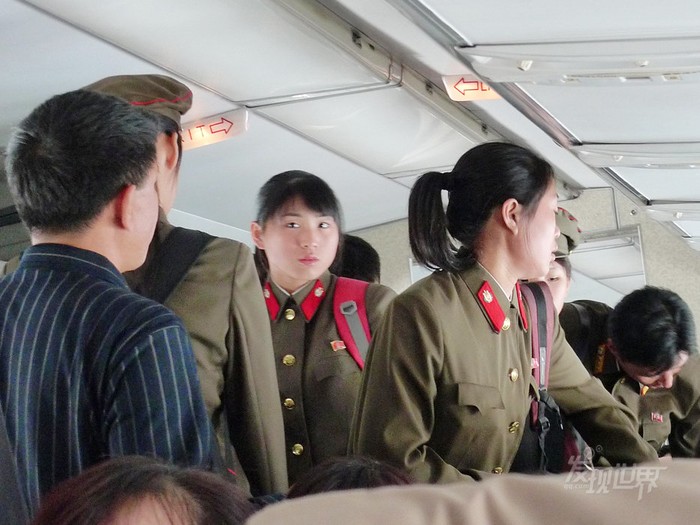Khá bất ngờ khi bắt gặp một vài nữ quân nhân trẻ Bắc Triều Tiên trên máy bay