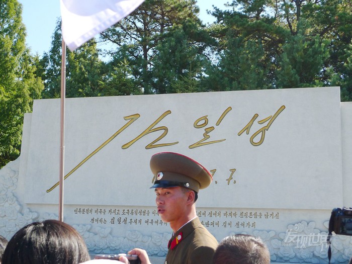 Những người quân nhân là hình ảnh có thể bắt gặp bất cứ nơi đâu trên đất nước Bắc Triều Tiên