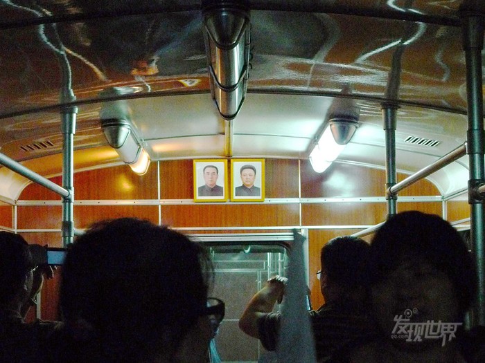 Hình ảnh hai cha con nhà lãnh tụ Chủ tịch Kim Nhật Thành, Kim Jong-il trên một toa tàu