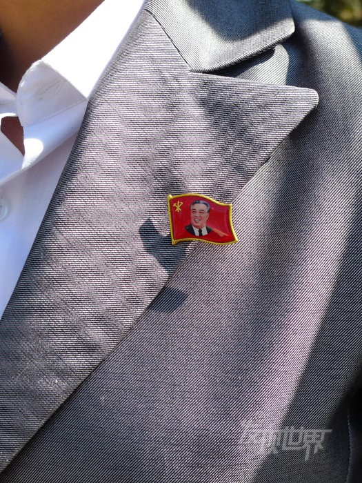 Huy hiệu in hình Chủ tịch Kim Nhật Thành trên ve áo một người dân Bình Nhưỡng