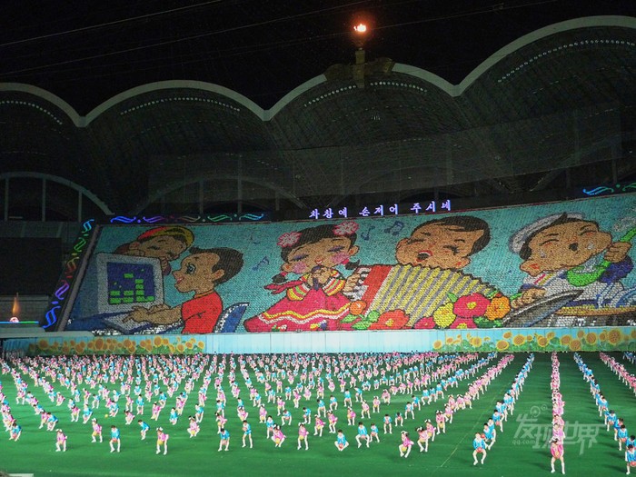 Màn đồng diễn hoành tráng của các em thiếu nhi Bắc Triều Tiên tại Bình Nhưỡng chào mừng ngày Quốc tế thiếu nhi 1/6. Có lẽ ít có quốc gia nào còn tổ chức được những màn đồng diễn tập thể hoành tráng cho thiếu nhi như Bắc Triều Tiên