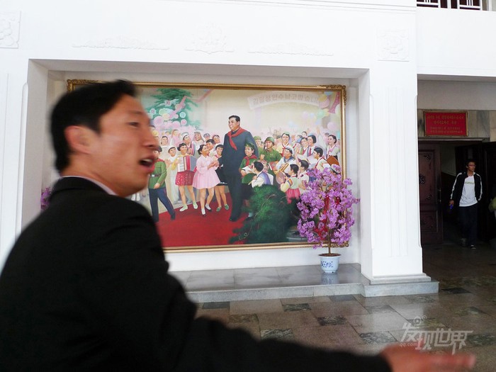 Bức phù điêu hình Chủ tịch Kim Nhật Thành và thiếu niên nhi đồng