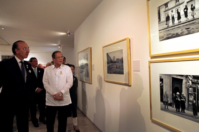 Đại sứ Tây Ban Nha tại Philippines, ông Jorge Domecq tháp tùng Tổng thống Philippines tham quan một buổi triển lãm