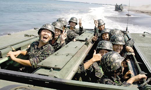 Học sinh, sinh viên Đài Loan tham gia chương trình "Kỳ nghỉ hè trong quân đội" không chỉ được rèn luyện thể lực mà còn được làm quen với các loại vũ khí, hoạt động huấn luyện của đơn vị sở tại