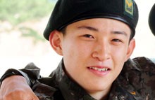 Một thanh niên con lai Hàn Quốc với người nước ngoài đầu tiên được gọi nhập ngũ kể từ khi thành lập quân đội (ảnh: Chosun illbo)