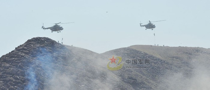 Lực lượng dù đổ bộ từ trực thăng vũ trang