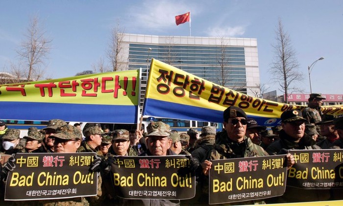 Rất nhiều cựu quân nhân Hàn Quốc và người dân nước này đã biểu tình phản đối trước đại sứ quán Trung Quốc sau sự kiện anh Lee Cheong-ho bị thuyền trưởng tàu cá Trung Quốc sát hại
