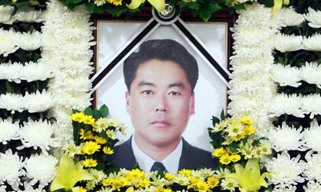 Cảnh sát biển Hàn Quốc Lee Cheong-ho bị thuyền trưởng 1 tàu cá Trung Quốc sát hại năm ngoái dấy lên làn sóng phẫn nộ từ người dân Hàn Quốc