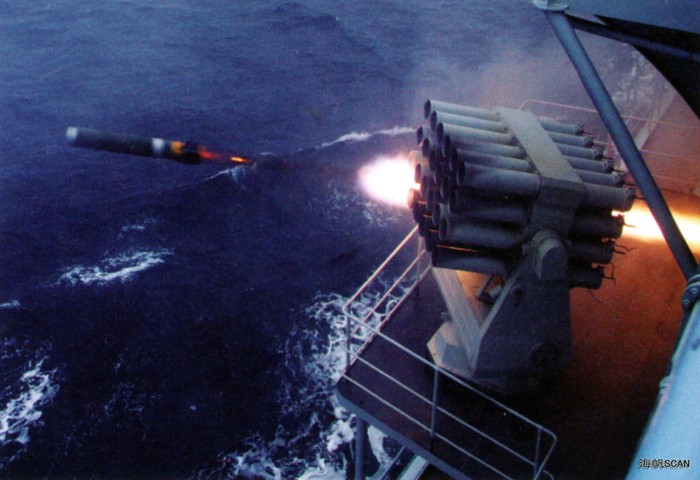 Hỏa tiễn đa nòng trên tàu chiến hạm đội Nam Hải nhả đạn