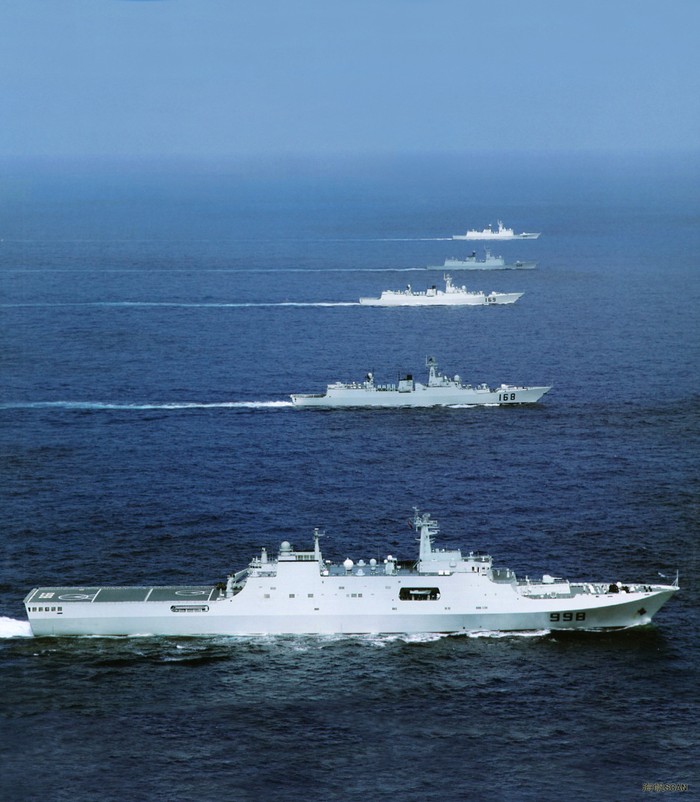 5 tàu chiến hạm đội Nam Hải dàn hàng ngang trên biển ảnh 1