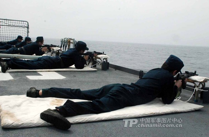 Các xạ thủ hạm đội Nam Hải huấn luyện trên bong tàu