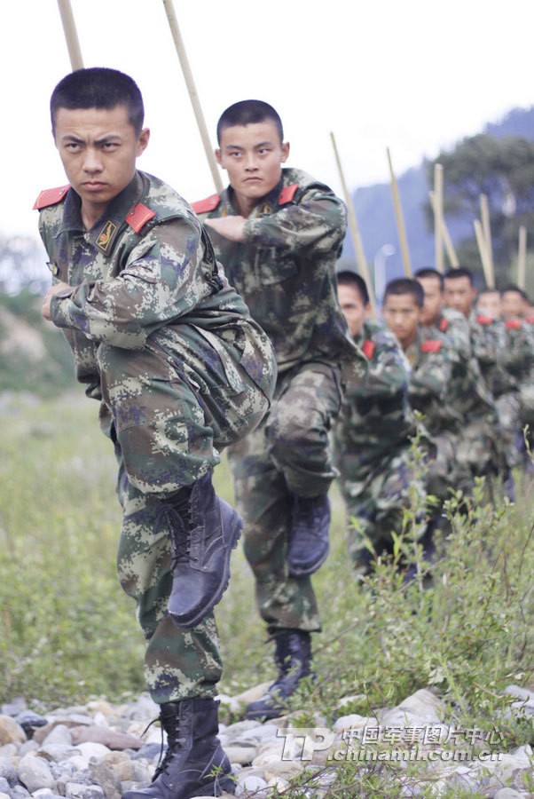 Cảnh sát vũ trang Cam Túc huấn luyện côn pháp Thiếu Lâm cho lính mới