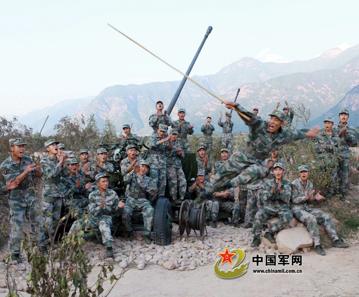 Binh lính pháo binh Trung Quốc biểu diễn côn pháp Thiếu Lâm