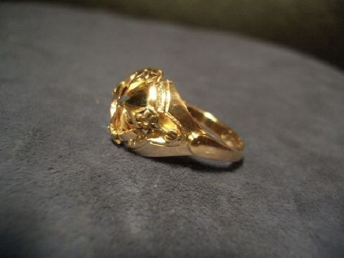 Một chiếc nhẫn vàng được chế tác hoàn chỉnh