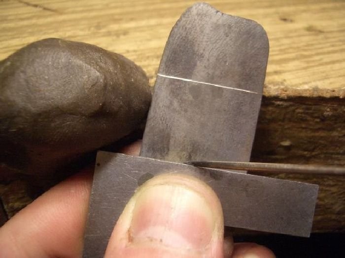 Người ta cắt thành từng miếng nhỏ bằng tay để chế tác các bộ phận