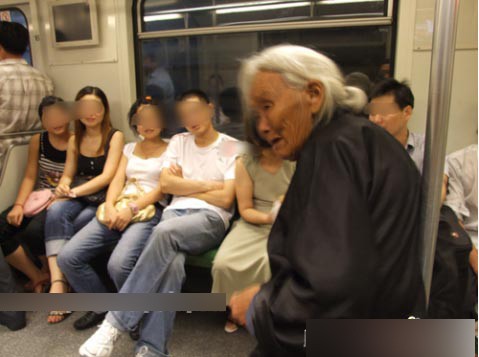 Rất nhiều thanh niên trẻ khỏe nhưng không ai đứng lên nhường ghế cho một bà lão đầu tóc bạc phơ