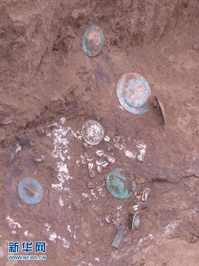 Những chiếc mâm, đĩa bằng đồng xanh và vỏ sò, vỏ ốc trong lòng đất gần 3000 năm được khai quật