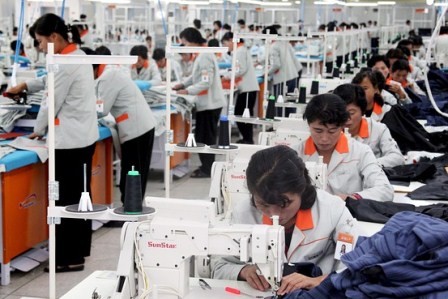 Lao động Bắc Triều Tiên trong doanh nghiệp dệt may tại khu công nghiệp Keasong (ảnh: AsiaNow)