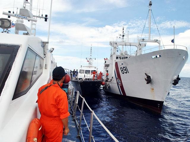 Tàu Cảnh sát biển Philippines và tàu Cục Thủy sản nước này neo đậu tại vịnh Zambamles