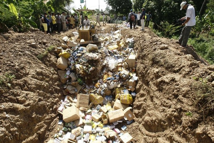 Hàng trăm thùng mỹ phẩm các loại do Trung Quốc làm giả bị lực lượng chức năng Campuchia phát hiện, bắt giữ và tiêu hủy