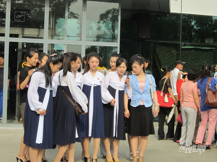 Nữ sinh Bắc Triều Tiên trong trang phục truyền thống