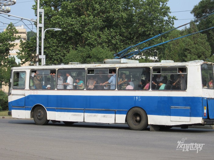 Xe bus đưa đón người dân