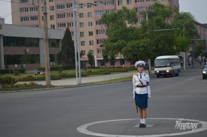 Một nữ cảnh sát giao thông Bắc Triều Tiên trẻ trung đang làm nhiệm vụ