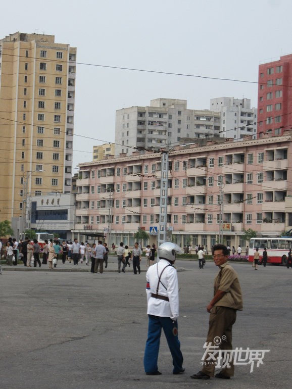 Cảnh sát giao thông Bắc Triều Tiên với trang phục áo trắng quần xanh