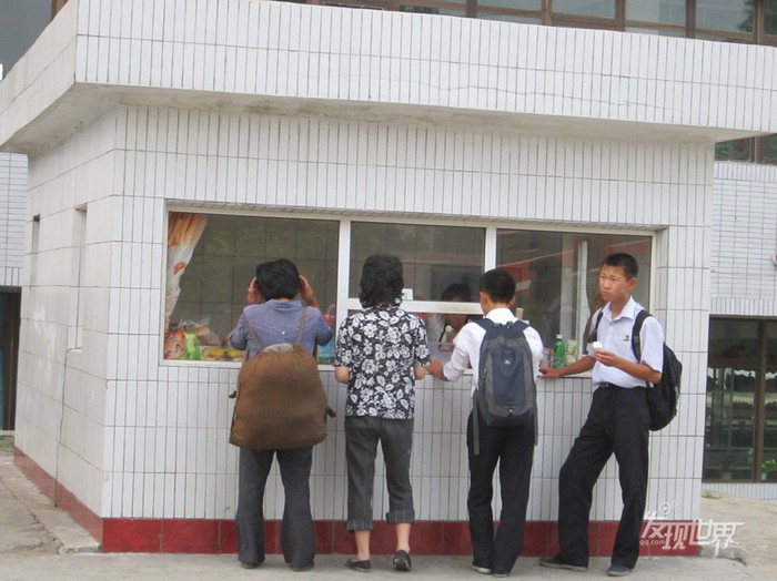 Học sinh ở Bình Nhưỡng thưởng thức kem sau khi tan học