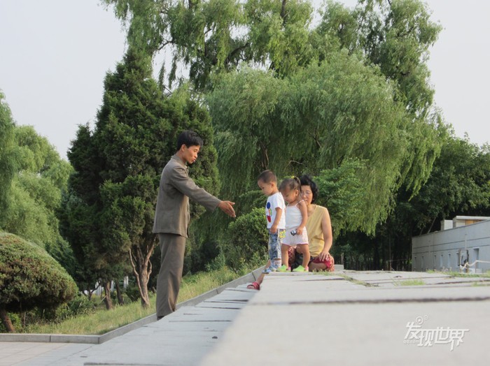 Trẻ em Bắc Triều Tiên được đưa đi công viên