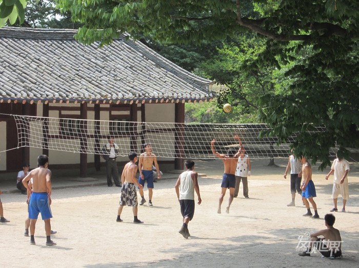 Thanh niên Bắc Hàn luyện tập thể thao nâng cao sức khỏe