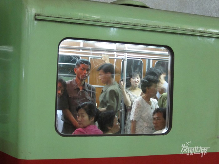 Thanh niên Bắc Triều Tiên qua cửa sổ tàu điện ngầm