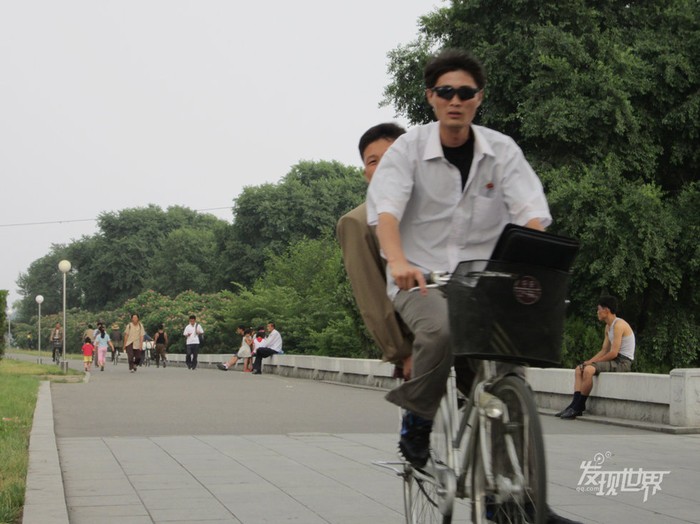 Xe đạp vẫn là phương tiện phổ biến của học sinh sinh viên Bắc Triều Tiên