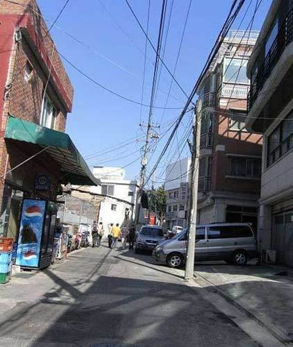 Đường phố xứ Hàn cũng chằng chịt dây điện, một nét nào đó có phần quen thuộc như đường phố Hà Nội