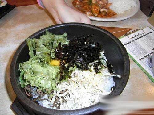 Một món ăn truyền thống và bình dân của người Hàn Quốc, trong đó có rong biển