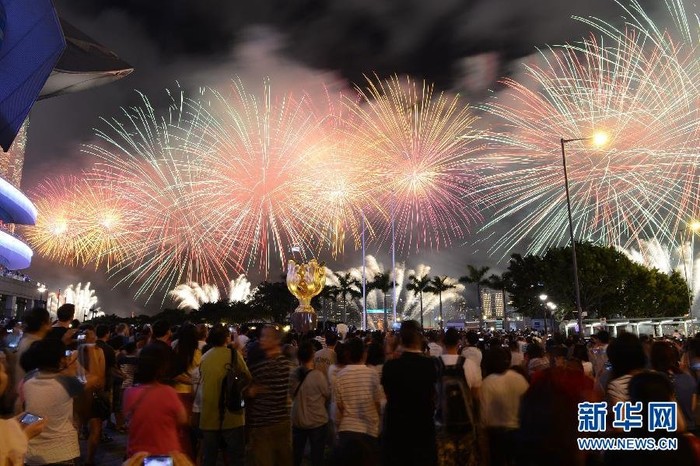 Hàng ngàn người dân đổ về đây ngắm pháo hoa dịp kỷ niệm 15 năm Hồng Kông trở về Trung Quốc