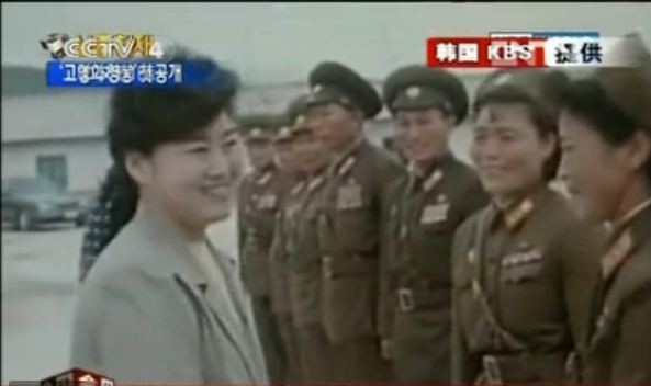 Bắt tay thăm hỏi các sĩ quan quân đội Bắc Triều Tiên