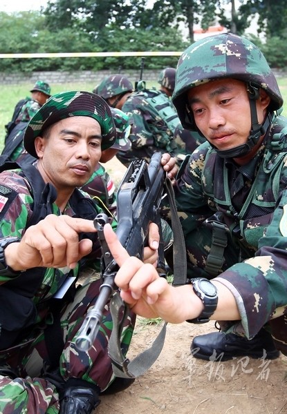Lính đặc nhiệm Trung Quốc hướng dẫn đối tác Indonesia