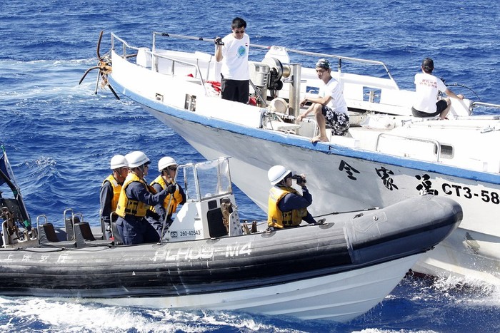 Xuồng công vụ Cảnh sát biển Nhật Bản áp sát mạn tàu Đài Loan