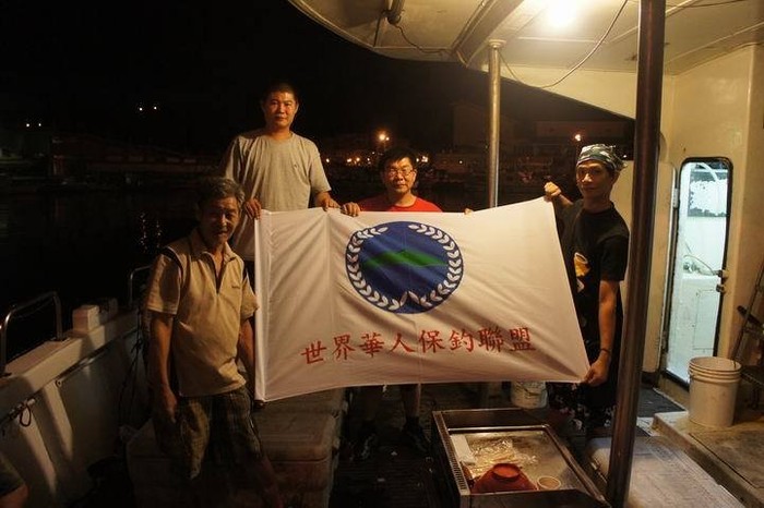 Kế hoạch lên đảo không thành, giương cờ "Liên minh người Hoa thế giới bảo vệ đảo Điếu Ngư" chụp ảnh