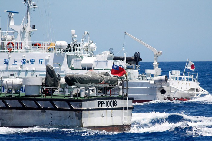 Tàu cảnh sát biển Nhật Bản áp sát tàu Cảnh sát biển Đài Loan theo hộ tống tàu cá